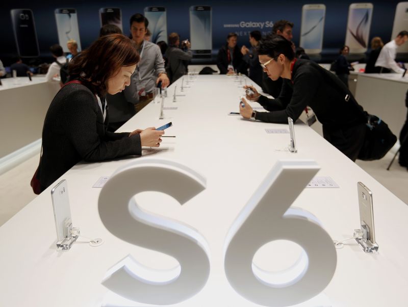 © Reuters. Visitor check out the new Samsung Galaxy S6 smartphones during the Mobile World Congress in Barcelona 