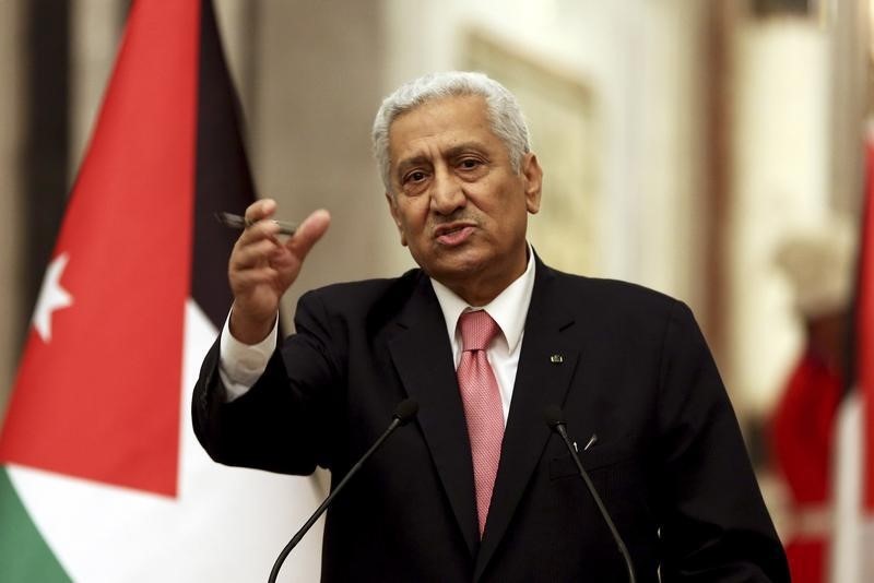 © Reuters. Jordan's Prime Minister Abdullah Ensour speaks at a press conference with Iraqi Prime Minister Haider al-Abadi in Baghdad