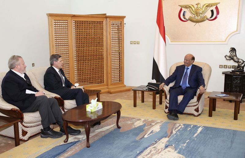 © Reuters. Yemen's President Abd-Rabbu Mansour Hadi talks with U.S. ambassador to Yemen Matthew H. Tueller during a meeting in the southern port city of Aden