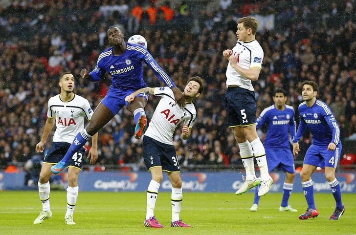 © Reuters. Jogador do Chelsea Kurt Zouma disputa bola pelo alto em partida contra o Tottenham 