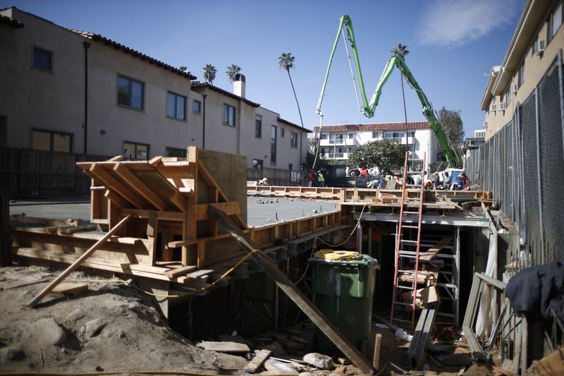 © Reuters. People work on a construction site to build a new apartment building in Los Angeles, California