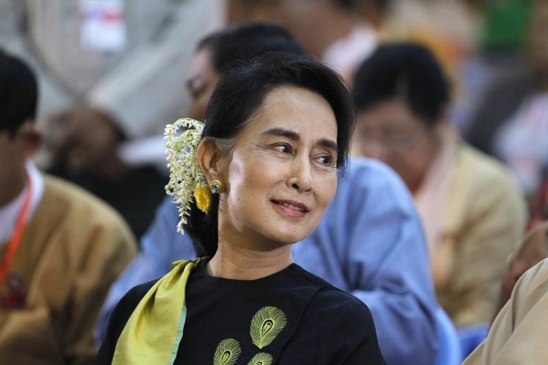 © Reuters. Myanmar's opposition leader Aung San Suu Kyi attends the National League for Democracy Party's central comity  meeting at a restaurant in Yangon