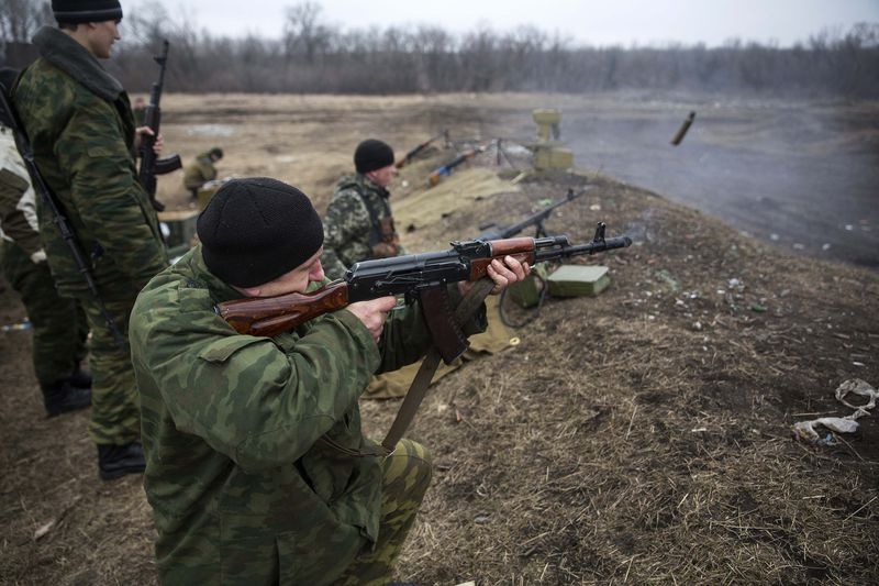 © Reuters. Volunteers of the separatist self-proclaimed Donetsk People's Republican guard fire their weapons during shooting training in Donetsk