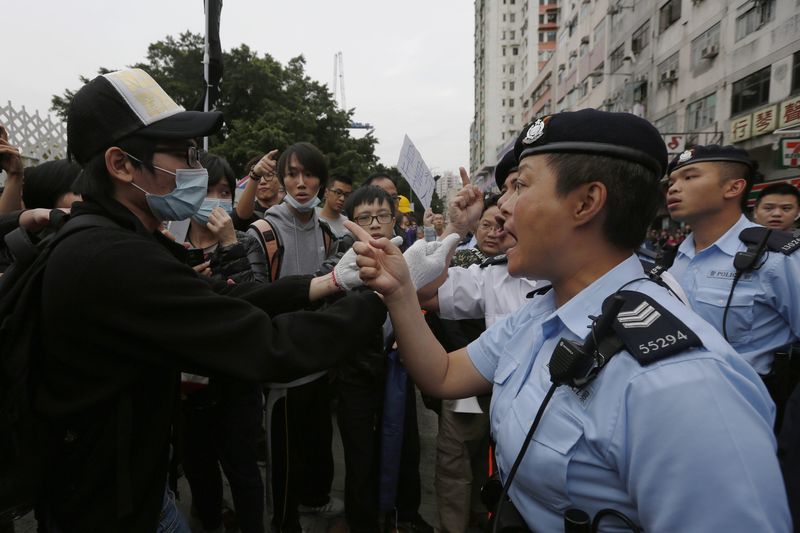 © Reuters. Manifestante discutindo com policial durante protesto em Hong Kong