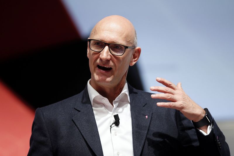 © Reuters. Deutsche Telekom CEO Hoettges delivers a keynote speech during the Mobile World Congress in Barcelona