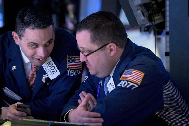 © Reuters. Trader al New York Stock Exchange, oggi