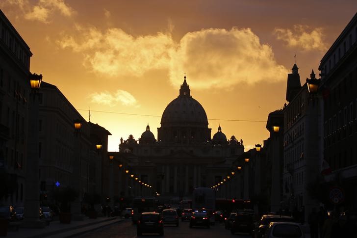 © Reuters. Saint Peter's Basilica at the Vatican is silhouetted during sunset in Rome