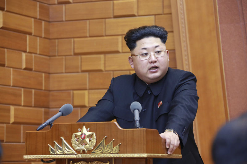 © Reuters. Líder norte-coreano durante encontro militar