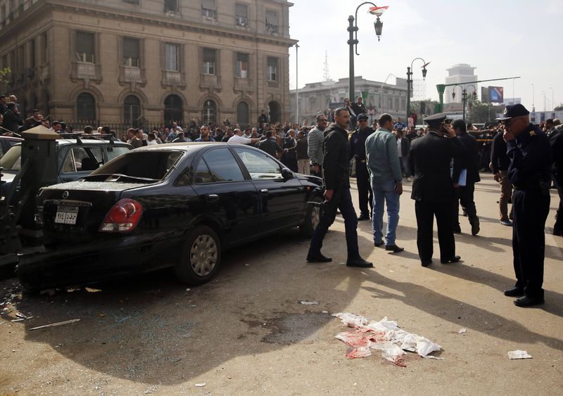 © Reuters. متحدث: قتيلان و9 مصابين في انفجار أمام دار القضاء العالي بالقاهرة
