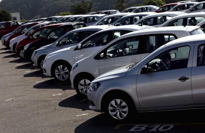 © Reuters. Carros estacionados na fábrica da General Motors no interior de SP