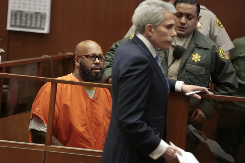 © Reuters. Rap mogul Marion "Suge" Knight appears in court with his lawyer David Kenner in Los Angeles