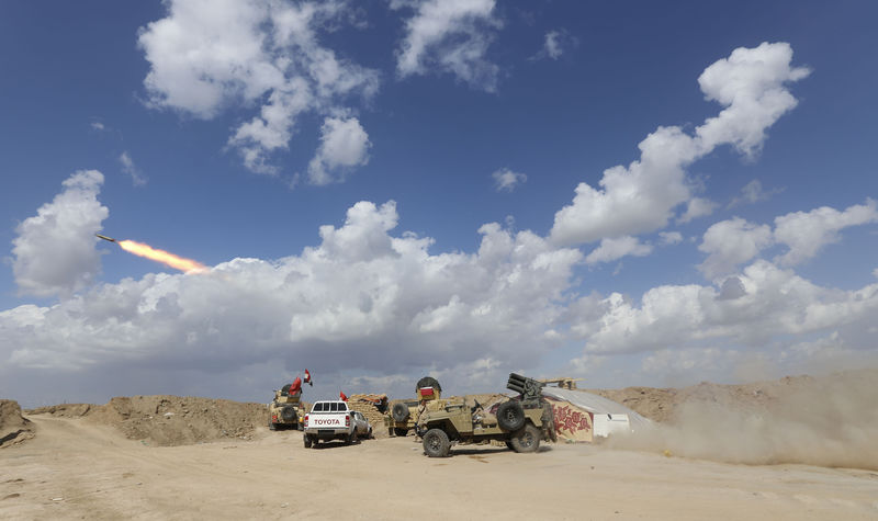 © Reuters. Iraqi security forces and Shi'ite fighters clash with Islamic State militants in Salahuddin province