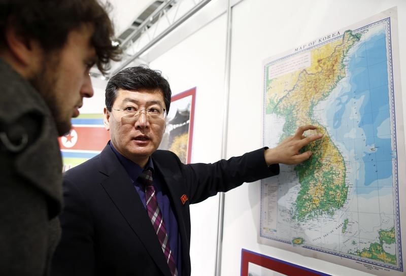 © Reuters. كوريا الشمالية تعيد فتح حدودها بعد اغلاقها خمسة اشهر بسبب الايبولا