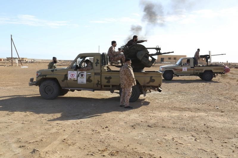 © Reuters. Unos islamistas bombardean dos campos petroleros de Libia y dañan oleoducto