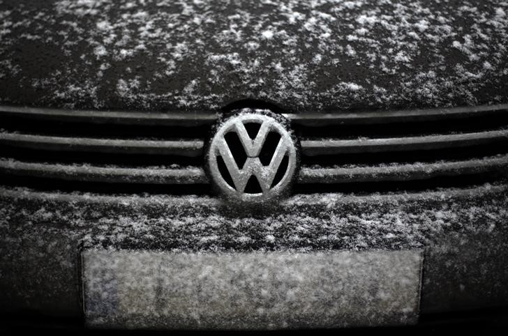 © Reuters. Snow falls on a Volkswagen car near the town of Rheda-Wiedenbrueck