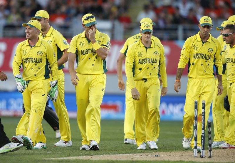 © Reuters. Members of the Australia team prepare to leave the field during their Cricket World Cup match against New Zealand in Auckland