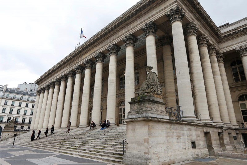 © Reuters. LES BOURSES EUROPÉENNES OUVRENT EN LÉGÈRE HAUSSE 