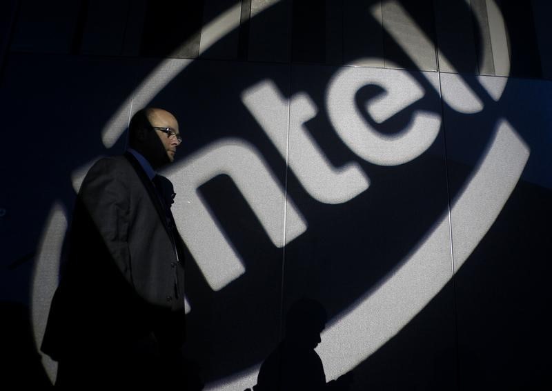 © Reuters. A man walks past an Intel logo during a news conference by Intel Chief Executive Otellini in Taipei