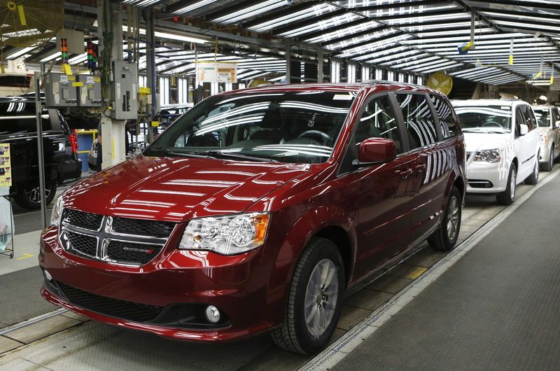 © Reuters. Fiat Chrysler's Dodge minivans move down the final production line at the Windsor Assembly Plant in Windsor, Ontario