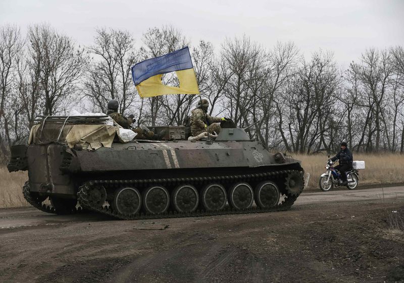 © Reuters. Membros das Forças Armadas da Ucrânia, em Artemivsk