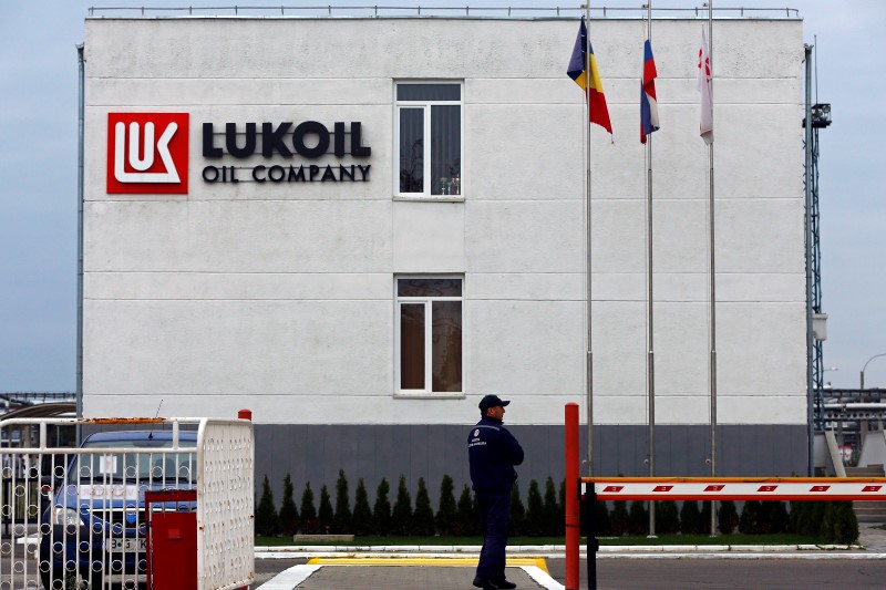 © Reuters. LE BÉNÉFICE NET DE LUKOIL A CHUTÉ DE 39% EN 2014