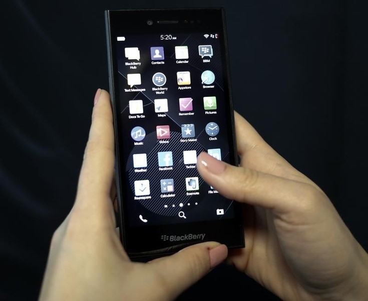 © Reuters. BlackBerry presenta el Leap, un nuevo smartphone de gama media