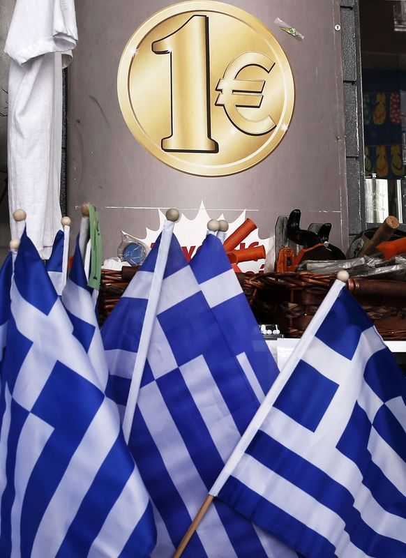 © Reuters. Aumentan posibilidades de salida de Grecia del euro, pese a salvavidas -sondeo