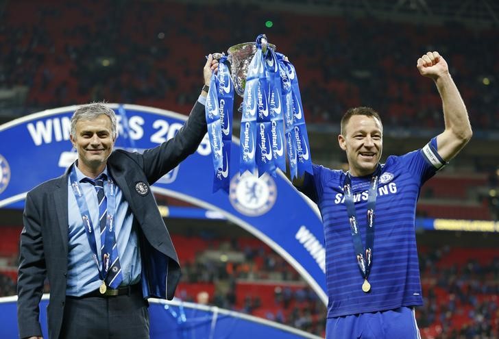 © Reuters. Capitão do Chelsea, John Terry, e técnico da equipe, José Mourinho, erguem a taça da Copa da Liga Inglesa