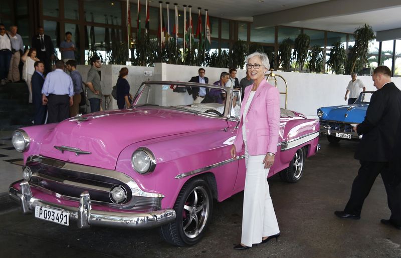 © Reuters. Georganne Nixon, wife of Missouri Governor Jay Nixon, stands near a 1954 Chevrolet car at a hotel in Havana