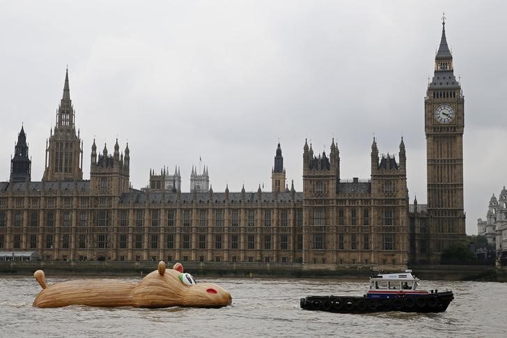 © Reuters. A sculpture of a giant hippopotamus, "HippopoThames", built by artist Florentjin Hofman is towed up the Thames past the Houses of Parliament in central London