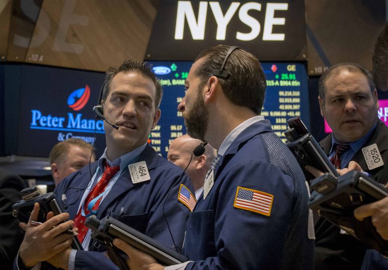© Reuters. مؤشرات الأسهم الأمريكية تتراجع عن مستويات قياسية