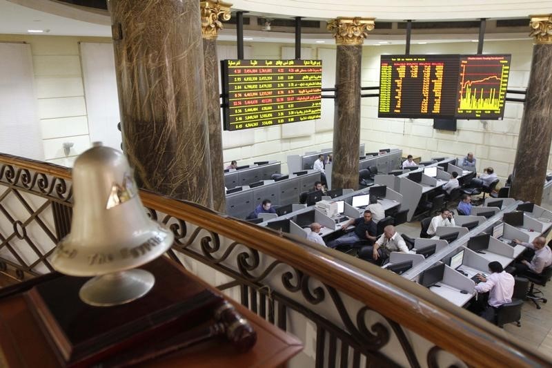 © Reuters. تباين بورصات الخليج بفعل بيانات وتوزيعات وأسهم العقارات تدعم مصر
