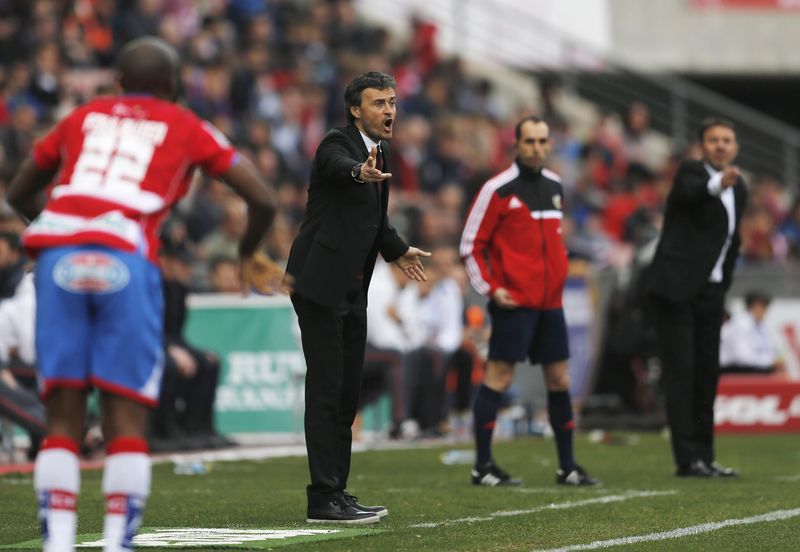 © Reuters. Barcelona coach Enrique gestures during their Spanish First Division soccer match against Granada at Nuevo Los Carmenes stadium in Granada