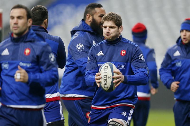 © Reuters. France's Pascal Pape trains during the Captain's run at the Stade de France in Saint-Denis near Paris