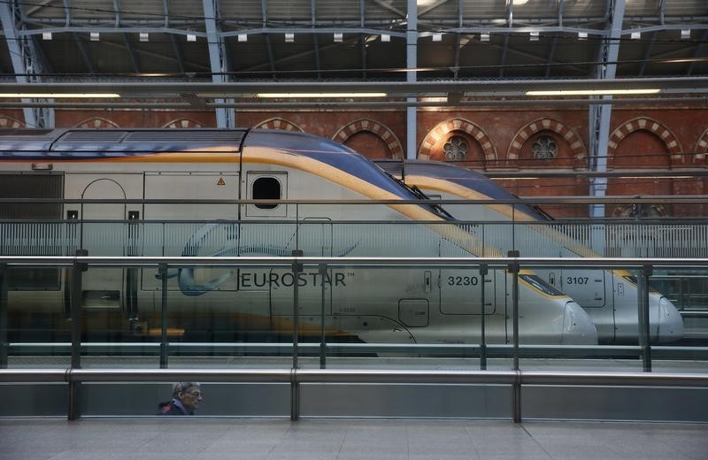 © Reuters. Eurostar trains stand  at St Pancras International Station in London