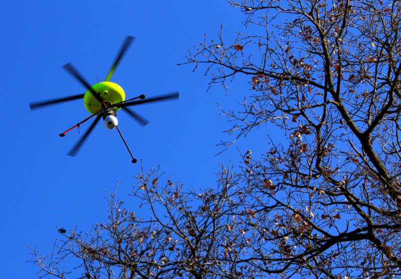 © Reuters. BERNARD CAZENEUVE VEUT DE NOUVELLES MESURES FACE AUX SURVOLS DE DRONES