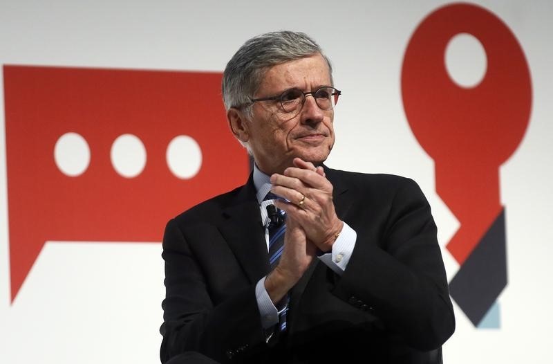 © Reuters. Wheeler, the head of the U.S. Federal Communications Commission, gestures as he delivers a keynote speech during the Mobile World Congress in Barcelona