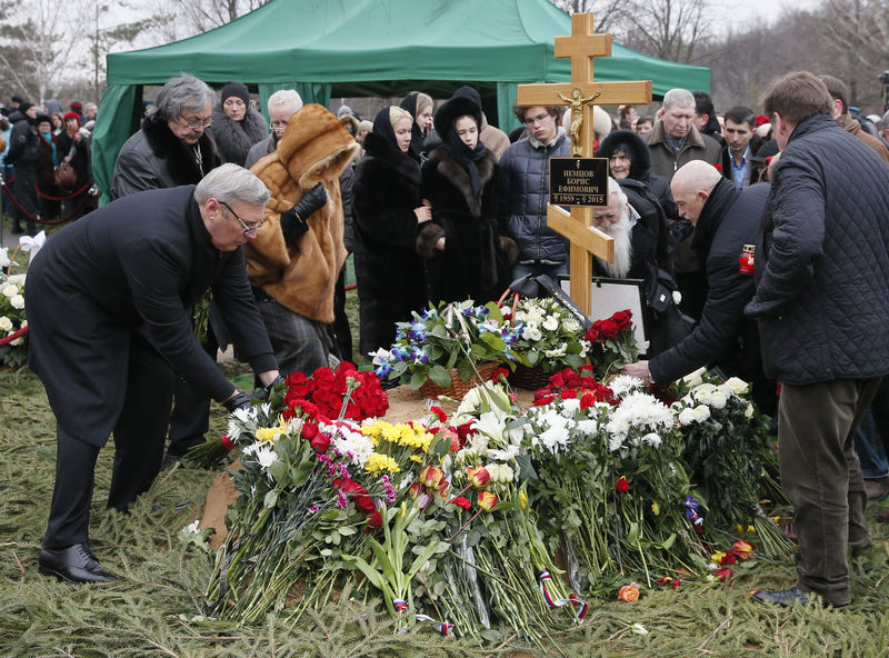 © Reuters. الروس يصطفون لتشييع جثمان نيمتسوف إلى مثواه الاخير