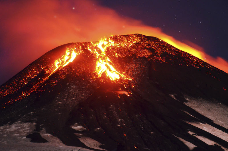 © Reuters. El volcán chileno Villarrica entra en erupción y se activa la evacuación