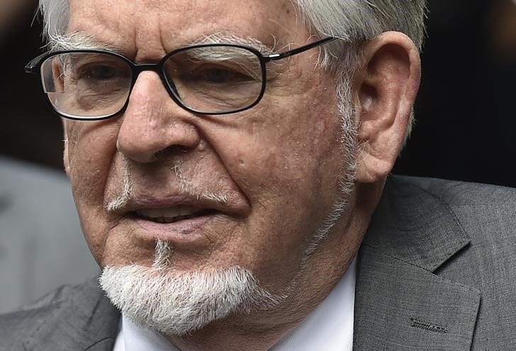 © Reuters. Rolf Harris chega a um tribunal em Londres