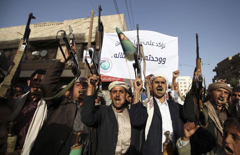 © Reuters. مهاجمان انتحاريان يقتلان اثنين على الاقل من الحوثيين في وسط اليمن