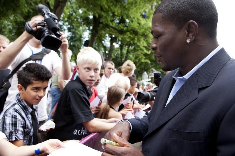 © Reuters. Middleweight boxer Jermain Taylor of the US signs autographs after he was presented at a news conference in Copenhagen