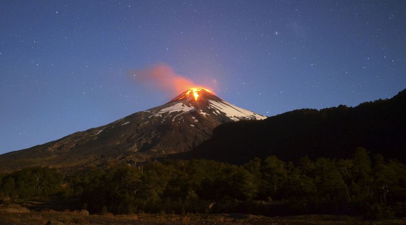 © Reuters. Vista do vulcão Villarrica nesta terça-feira