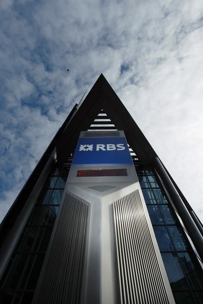 © Reuters. صحيفة: بنك آر بي إس يخطط للاستغناء عن 14 ألف وظيفة في وحدته للاستثمار المصرفي
