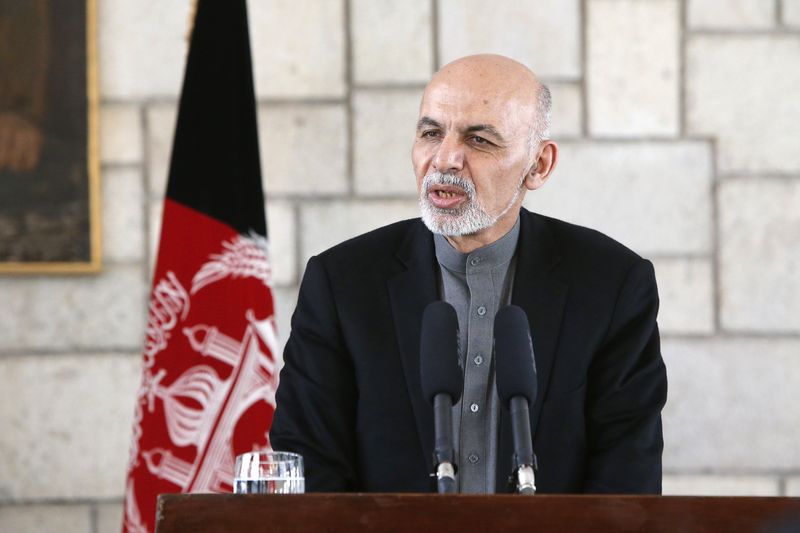 © Reuters. Ghani addresses a new conference with Carter at the Presidential Palace in Kabul, Afghanistan