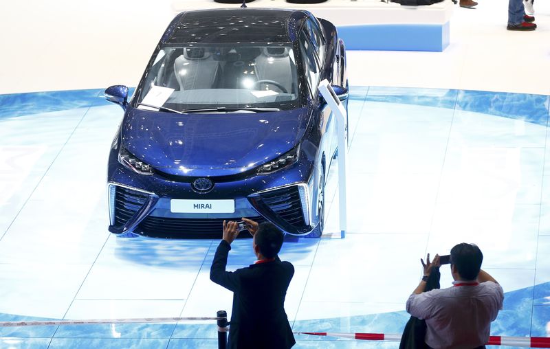 © Reuters. People take pictures of Toyota Mirai car ahead of the 85th International Motor Show in Geneva