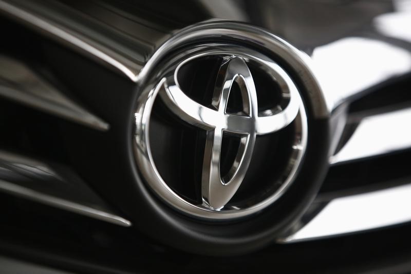 © Reuters. A Toyota logo is seen on a car inside a showroom at a Toyota dealership in Warsaw