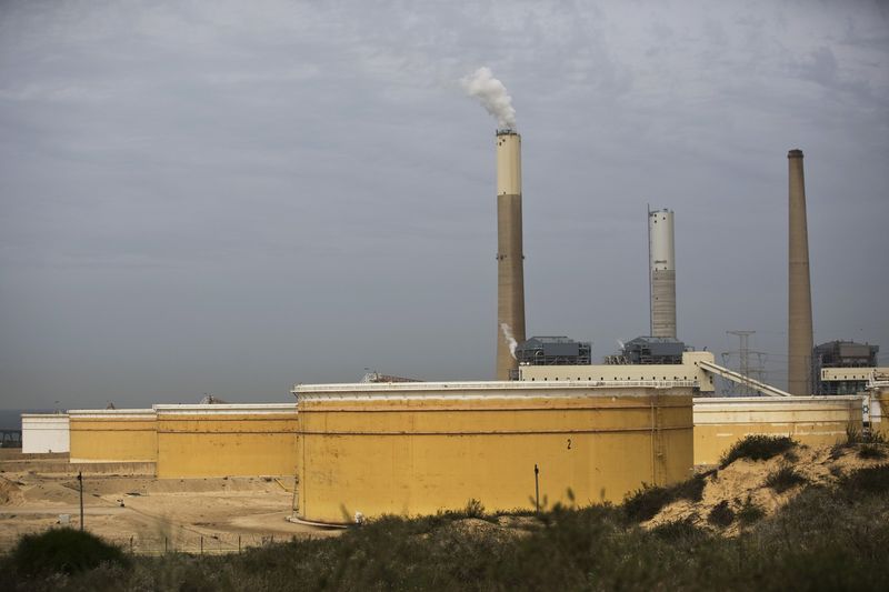 © Reuters. Нефтехранилища на берегу Средиземного моря в Ашкелоне