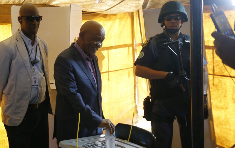 © Reuters. Lesotho's Prime Minister Thomas Thabane casts his vote during the national election in Magkhoakhoeng village