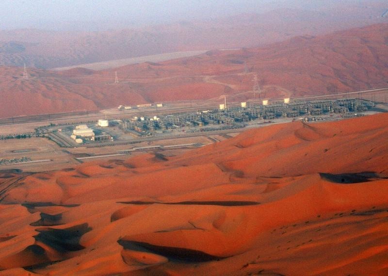 © Reuters. Нефтяное месторождение в Саудовской Аравии